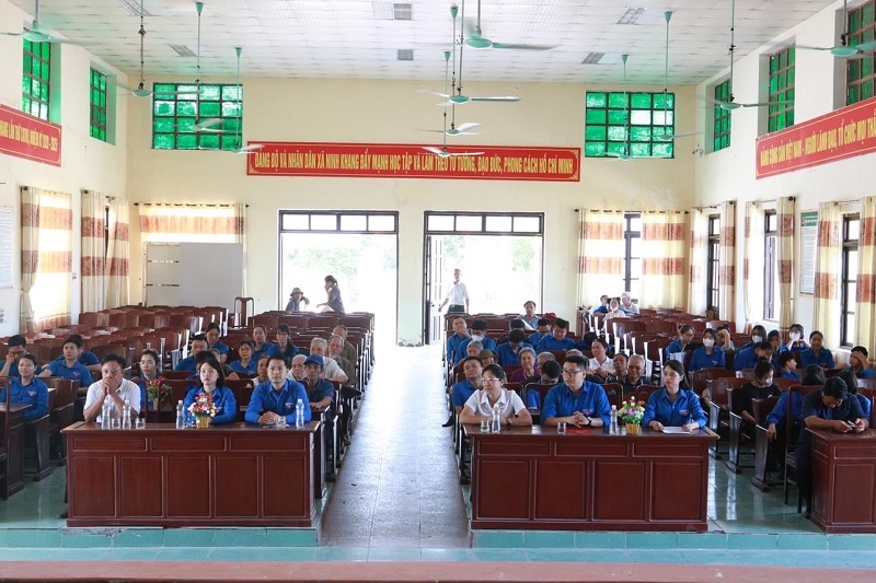 Đoàn khối cơ quan và Doanh nghiệp tỉnh Ninh Bình, cụm liên kết số 3 thăm tặng quà gia đình chính sách, các đồng chí thương binh, bệnh binh tại xã Ninh Khang, Hoa Lư