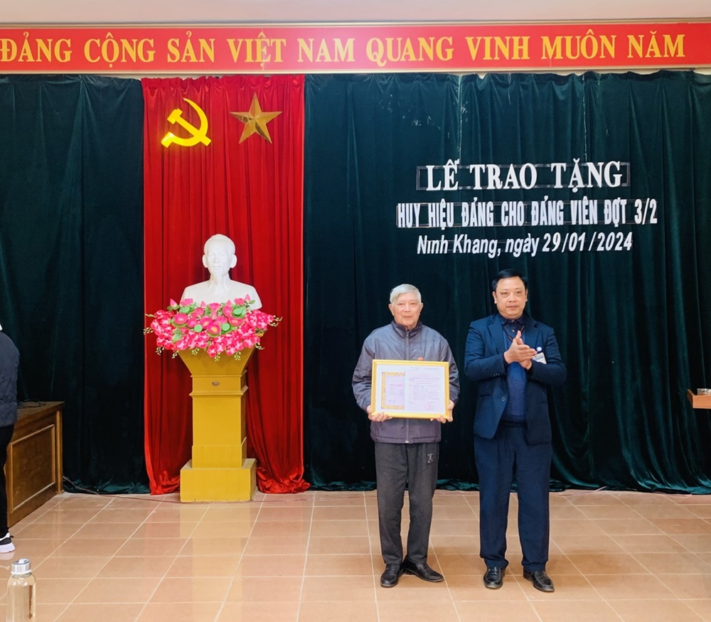 Đảng bộ xã Ninh Khang trang trọng tổ chức Lễ trao tặng Huy hiệu Đảng đợt 3/2/2024.